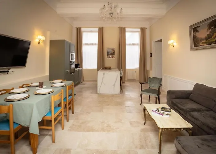 Spacious In The Heart Of Apartment *